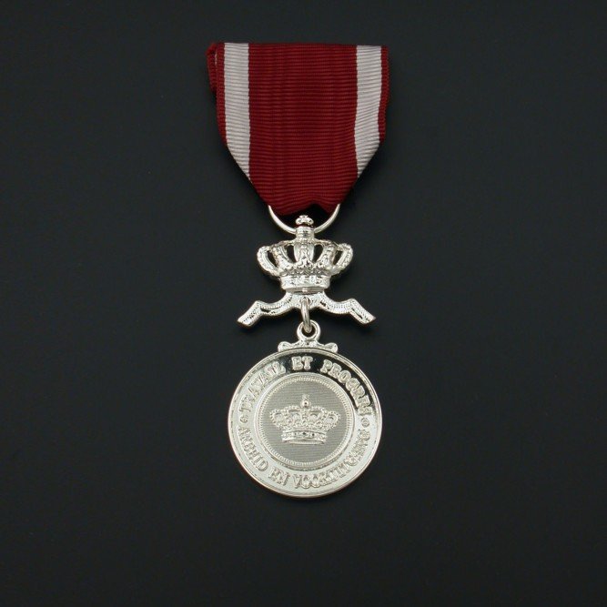 officieel-ereteken-kroonorde-zilveren-medaille-01-01-03-kroonorde-zilveren-medaille-officieel-model.jpg